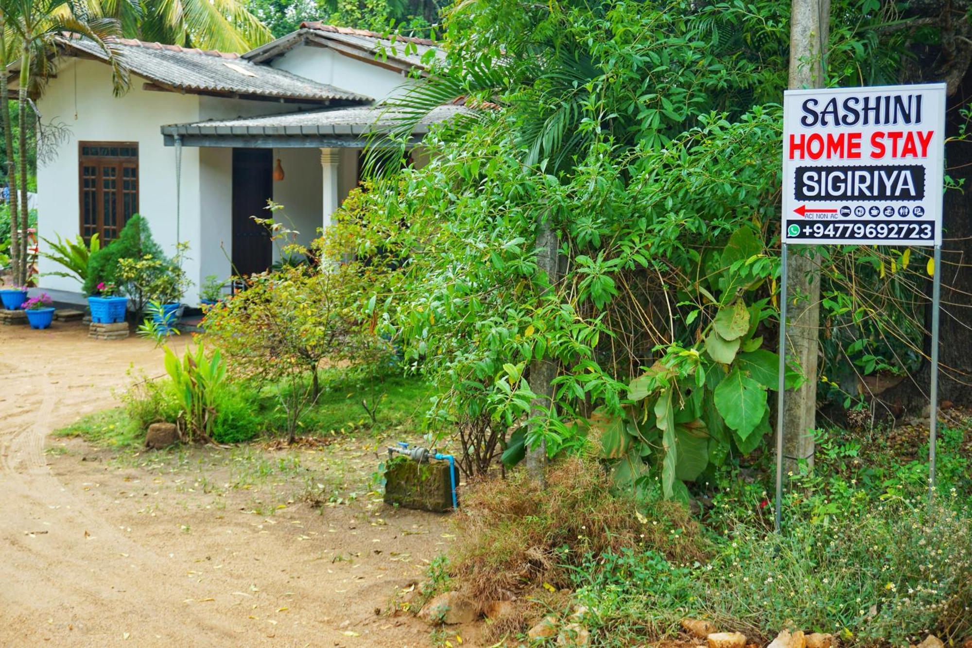 Sashini Homestay Szigirija Kültér fotó